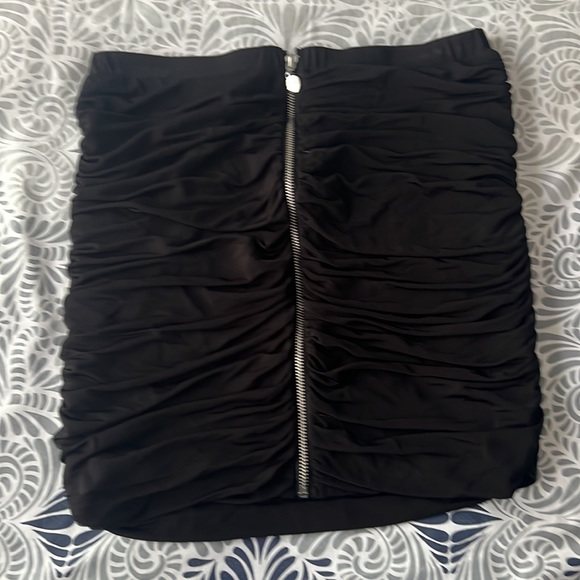 Bebe ruched black mini skirt with zip up back size medium - Picture 2 of 5